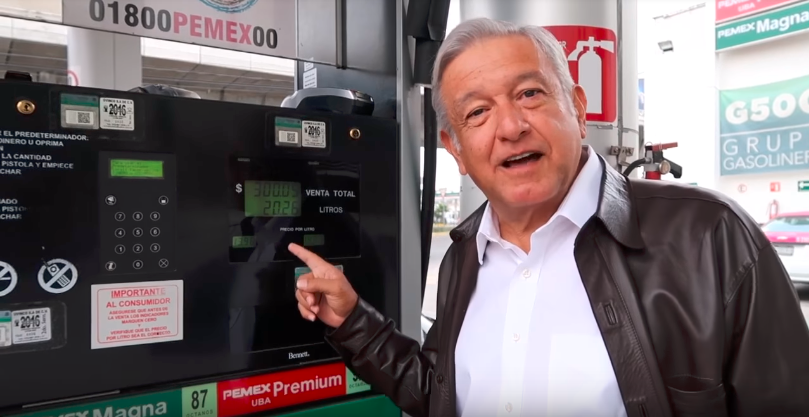 JPSibillaT's tweet photo. Dice AMLO que los gasolineros son unos abusivos porque el Gobierno vende a 16 pesos el combustible y ellos la venden a 19.
El presidente no contempla:
Gastos/nómina/mantenimiento/reinversiones/impuestos/utilidades/etc...
Mejor cancele el IEPS y así baja a 8 pesos el litro. ¿No? https://t.co/ohGvRzJ3QB