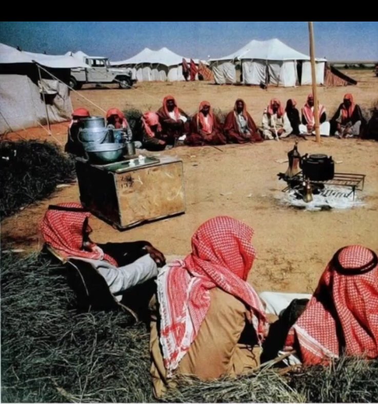ahmd_aslimi's tweet photo. اقفى مع ( الشيبان ) ذوق المجالس 
والعِرف وسمـان السوالـف والامثـال
…
وشلون تبغا العز من شخص جالس
وبـالاذن  سـمـاعـه  وبـالـيــد  جـوال

 #ويش_اللي_يسعدكم https://t.co/Vp2fyvsMMS