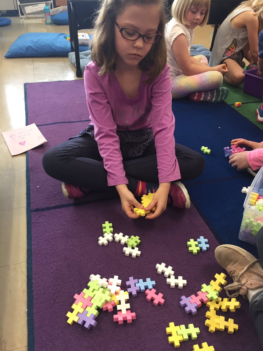 contrattosclass's tweet photo. Exploring our new giant @PlusPlusUSA blocks! So many creative possibilities with just one shape! #plusplusblocks #STEM #create #firstgrade #iteachfirst #recess https://t.co/puXUI8pPSe