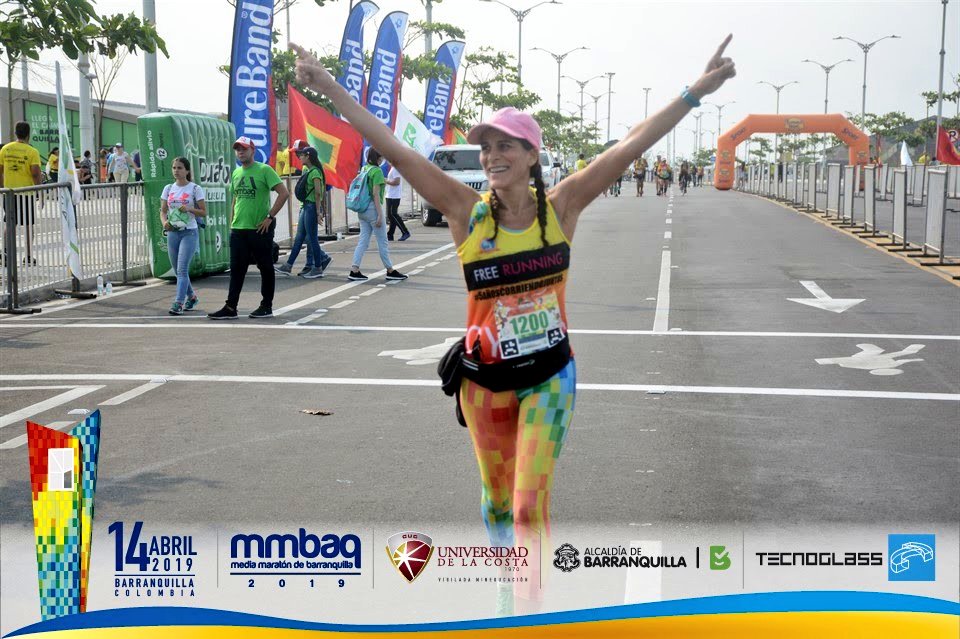 pataliali's tweet photo. Nunca desafíes a una mujer que corre 21 kilómetros por placer 😍Así se cruza una meta...
Así llegues de última o de primera💙
Riendo
Dando gracias
Feliz
21,097 kilómetros después 🤩
Así crucé el finish line de la #MMBAQ 
#yoelegicorrer https://t.co/bj25lk3Tki