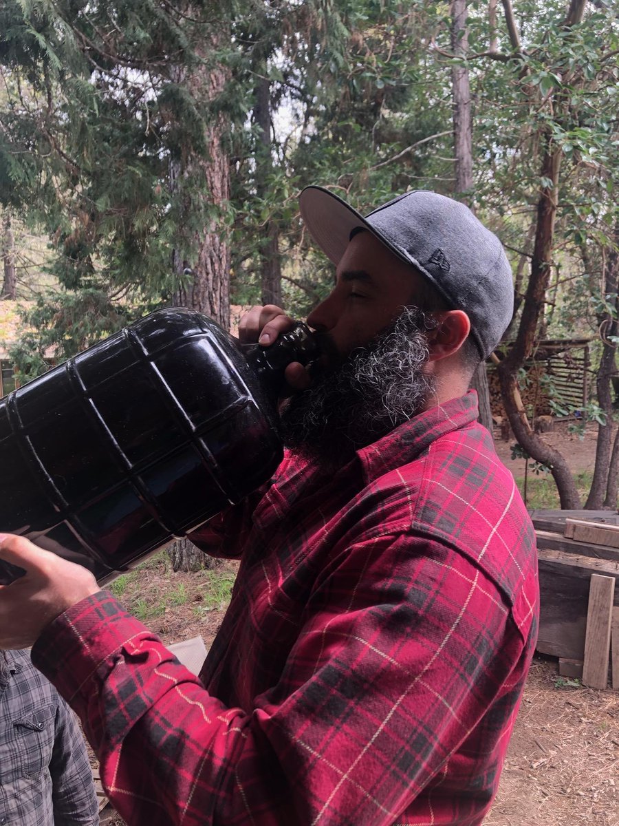 RealPhilipLee's tweet image. Yes that's wine. #HardPull