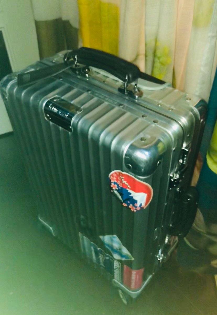 kayoooooh3's tweet photo. はい!!!眠いって。
#RIMOWA #classicflight https://t.co/hfqdPpx0qG