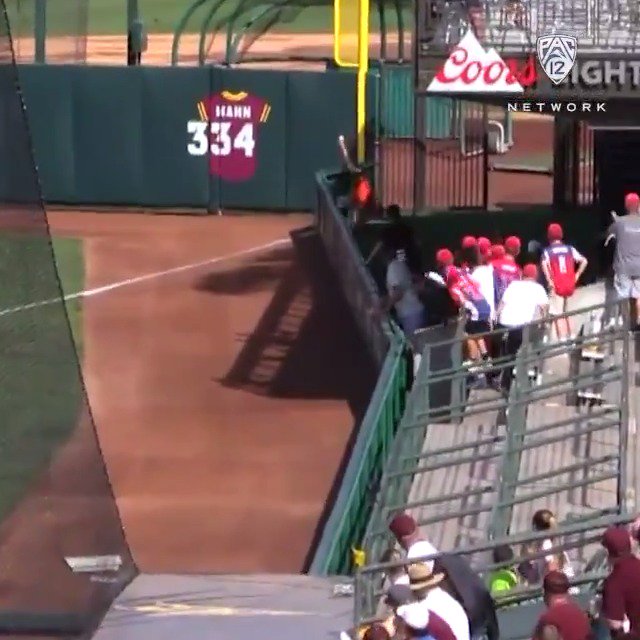 ...HOW?!
@BeaverBaseball's Tyler Malone makes this INCREDIBLE running + flipping catch over the wall 😱