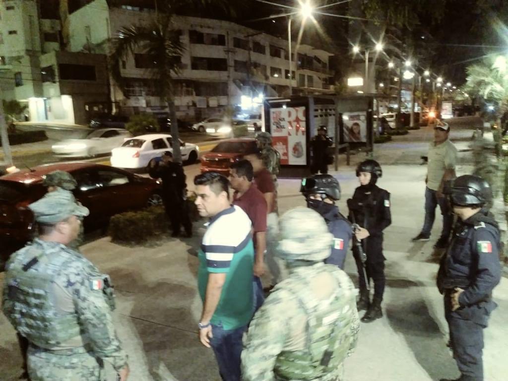 AcapulcoGob's tweet photo. Retira Vía Pública  a vendedores del Paseo del Pescador*

Apoyados con elementos de la Secretaría de Seguridad Pública Municipal y de la Marina, inspectores de la Dirección de Vía Pública notificaron y retiraron a una veintena de vendedores informales del Paseo del Pescador. https://t.co/mCpCta4HJM