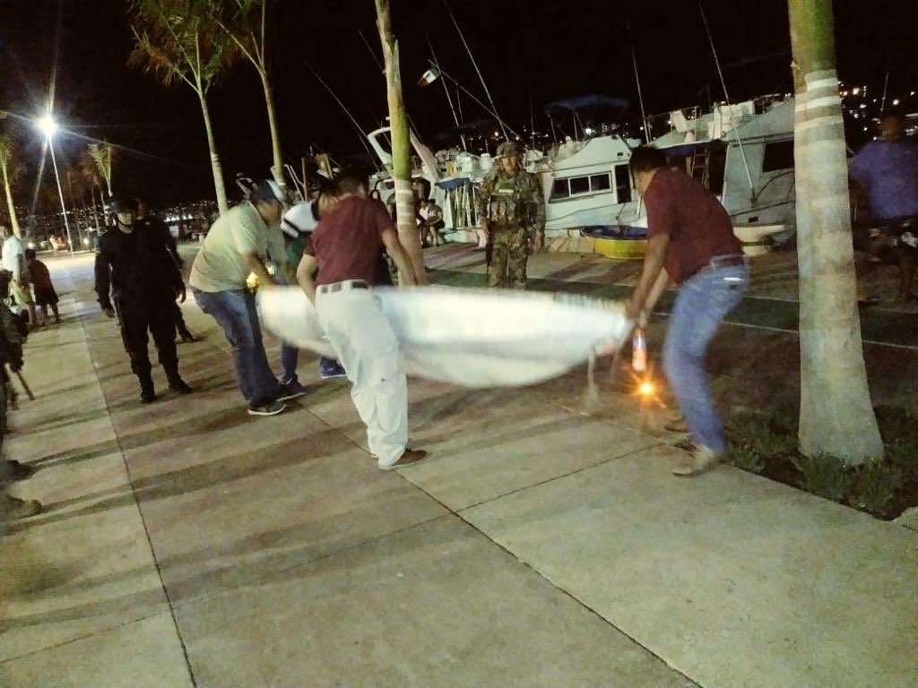 AcapulcoGob's tweet photo. Retira Vía Pública  a vendedores del Paseo del Pescador*

Apoyados con elementos de la Secretaría de Seguridad Pública Municipal y de la Marina, inspectores de la Dirección de Vía Pública notificaron y retiraron a una veintena de vendedores informales del Paseo del Pescador. https://t.co/mCpCta4HJM