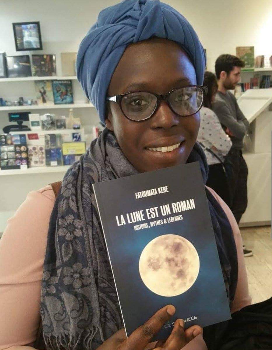 Docteure en #astronomie Fatoumata Kebe sort son 1er livre "La lune est un roman". Elle y décrypte les mystères &amp; légendes de la Lune. 
L'Afrique doit s’intéresser à la science &amp; lever la tête, ne pas juste regarder ses matière premières à ses pieds.