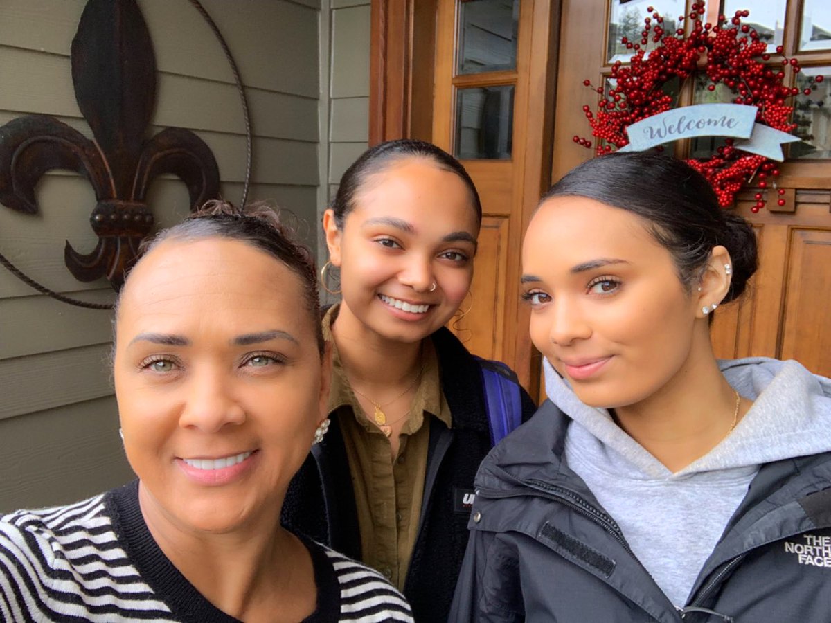 Look who is home for a few days🙌🏽 😘🥰😘🥰 #MyFavoriteGirlies #TwinDaughters #HappyMom 
#creolesrilankan🇱🇰⚜️🐊 💕