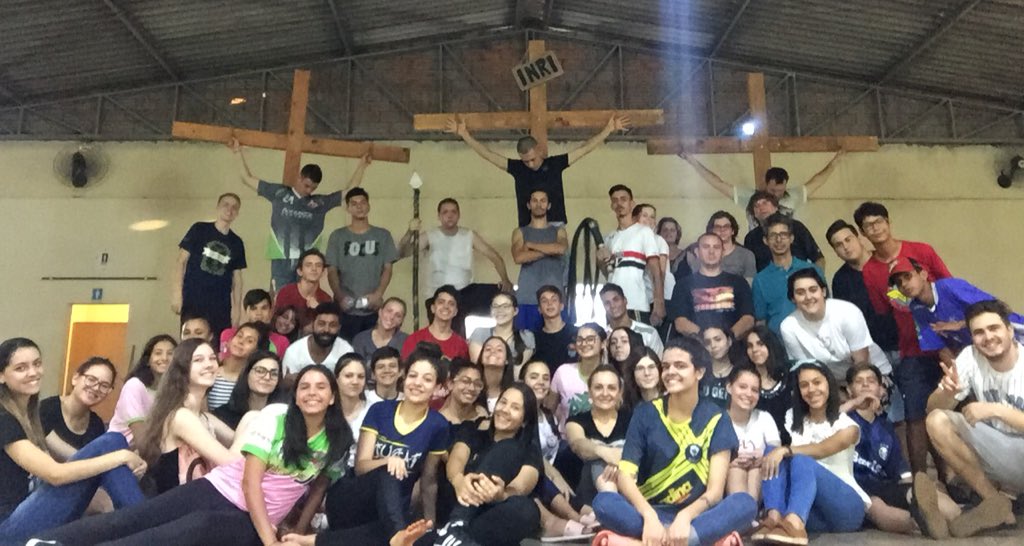 jujujucaf's tweet photo. E assim encerramos os ensaios para a encenação do Auto da Paixão de Cristo! ✝️ 

Nós o amamos porque ELE nos amou primeiro! 💙💛💖💚 
#SPCAF #PaixaodeCristo https://t.co/bxlXTDqy9b
