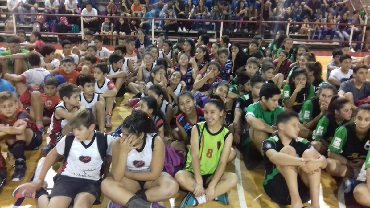 MuniElisa's tweet photo. 🏐DEPORTE | COPA INDUNOR🏆
➡️En la localidad de Presidencia de la Plaza se desarrolló el Torneo #INDUNOR.
➡️De este torneo participaron los equipos Sub 13 femenino y masculino, y el Sub 15 femenino del Club Deportivo Municipales de Colonia Elisa. https://t.co/SVgBT2NSlj