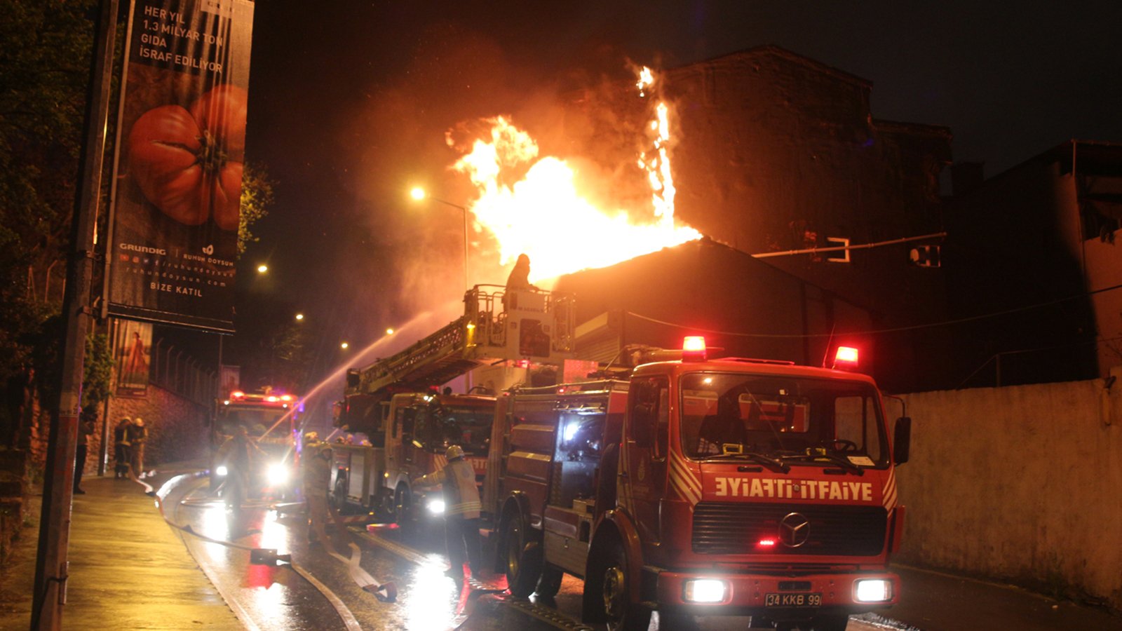 Fatih'te 4 katl� bir i� merkezinin �at�s� alev alev yand�