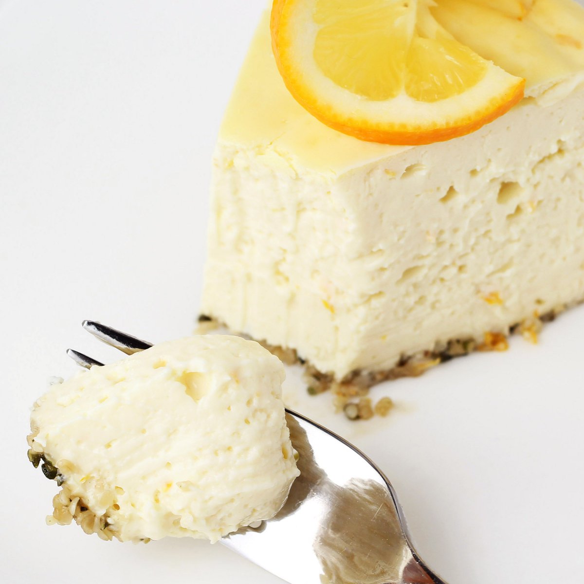 Protein cheesecake, anyone? 🙋🏻‍♀️ This one is a Meyer lemon cheesecake with honey hemp heart crust (yeah, I got a little fancy on ya!) It is one I made while back, and lives on the recipe blog: proteincakery.com/meyer-lemon-pr… #protein #cheesecake