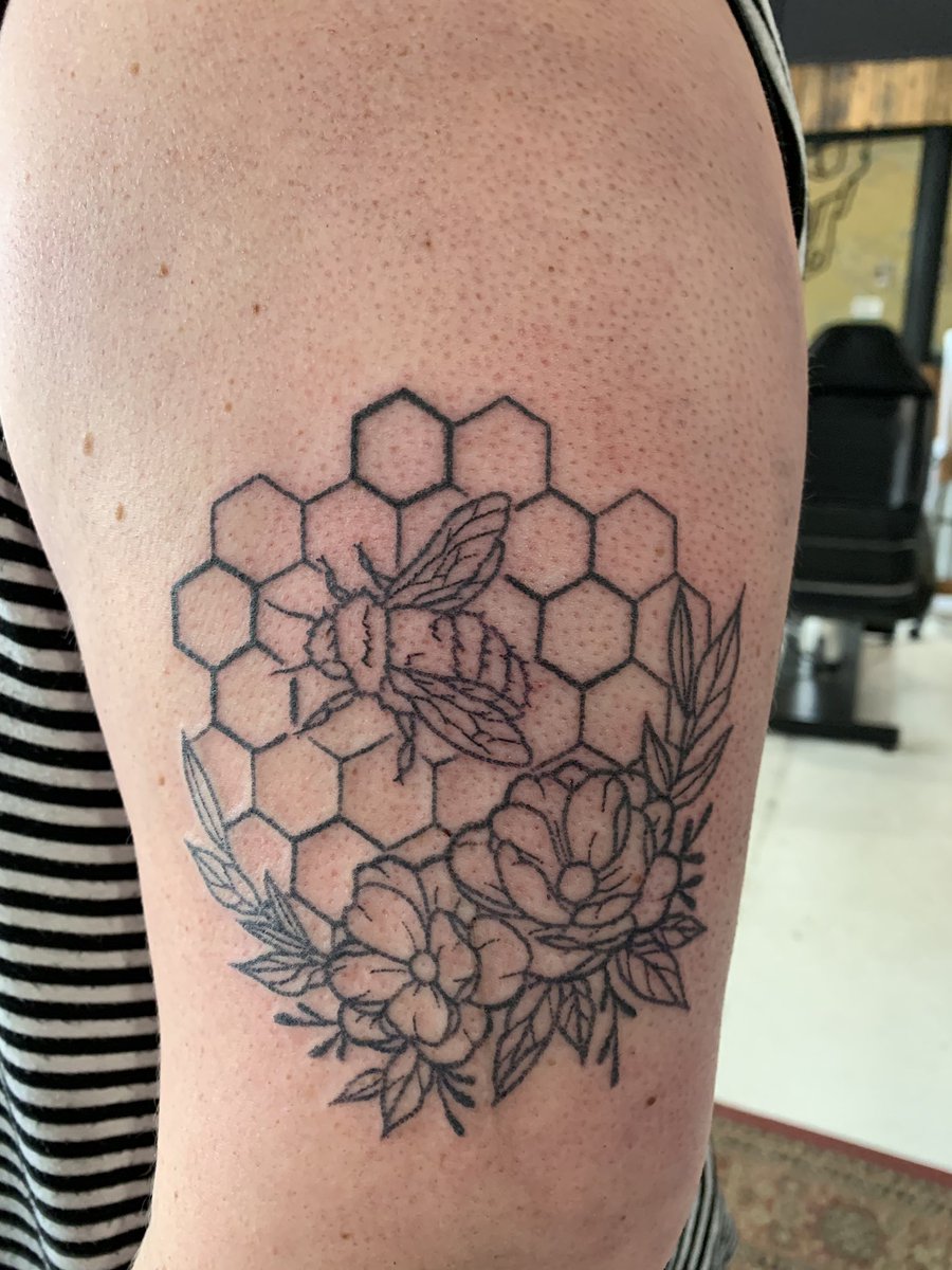 TinyTattooist's tweet photo. I got a great start on this on Saturday. I can’t wait until she can come back in for the shading #handpoke #tattoos #beetattoos https://t.co/a36a8ayYZo