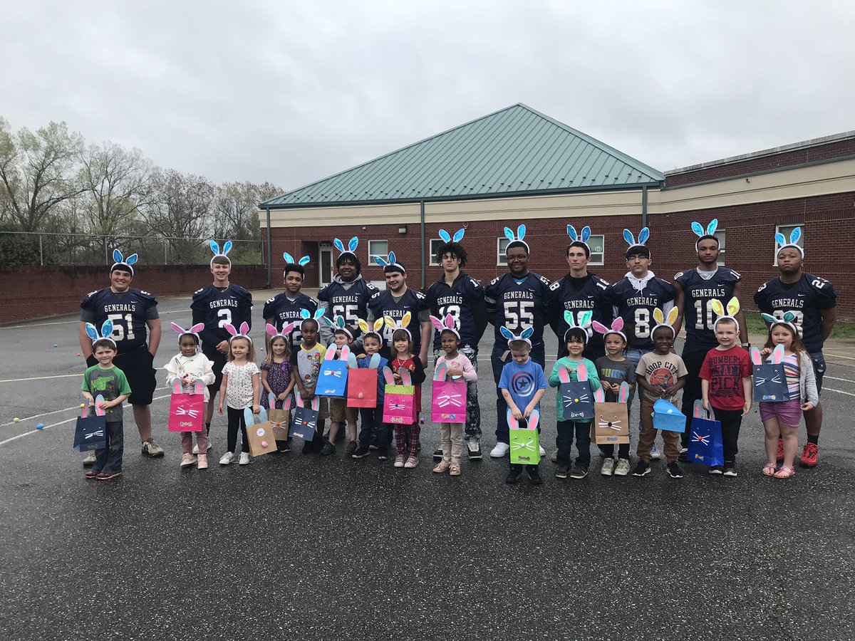DBroggin's tweet image. Want to send a big “THANK YOU” to Brookneal Elementary for allowing the 🚾🏈 program to come down and read to their students. It was also a pleasure putting together their Easter Egg Hunt! #DifferentTeam #Invested @JordanY70883818 @JuniorSolorio7