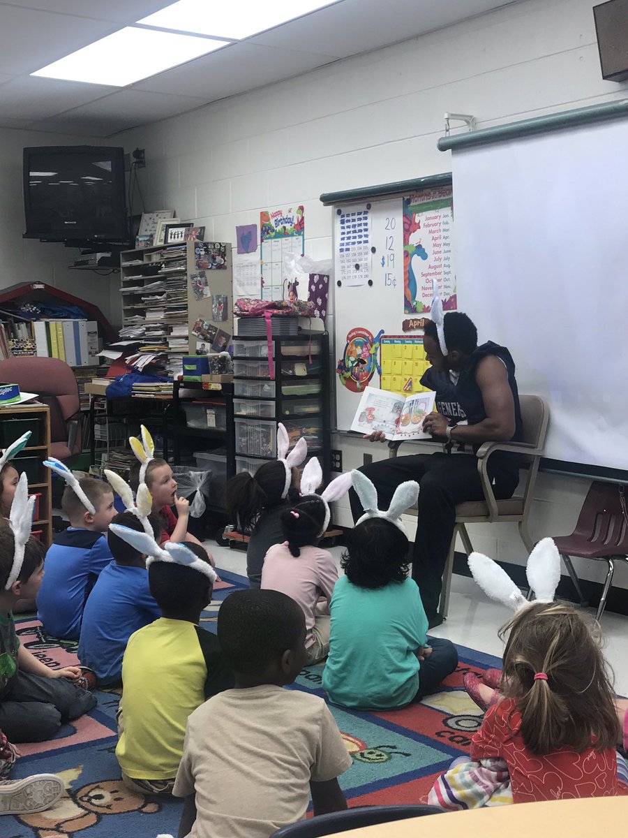 DBroggin's tweet image. Want to send a big “THANK YOU” to Brookneal Elementary for allowing the 🚾🏈 program to come down and read to their students. It was also a pleasure putting together their Easter Egg Hunt! #DifferentTeam #Invested @JordanY70883818 @JuniorSolorio7