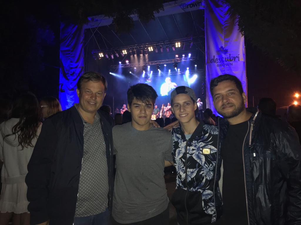 CascallaresPJ's tweet photo. 🎼🎹🎹🥁🎧 (AHORA) Junto a #LasVocesDelAtardecer de Santiago del Estero ganadores en el certamen de #Chacarera del FESTICALA. Y con @JuanoFabiani y nuestros vecinos que disfrutan de la tercera jornada de festival. #SomosBrown https://t.co/1Rhslztph4