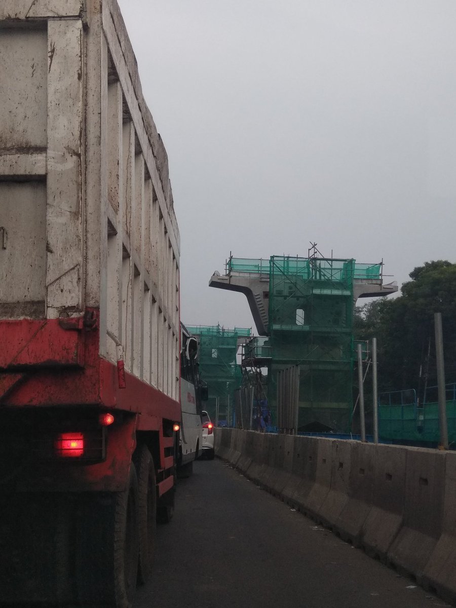 yanpriyono's tweet photo. Jl raya bekasi dr ujung menteng arah cakung tersendat @RadioElshinta @detikcom @TMCPoldaMetro #macet #proyektol #cakung https://t.co/RzTqYZkNpT