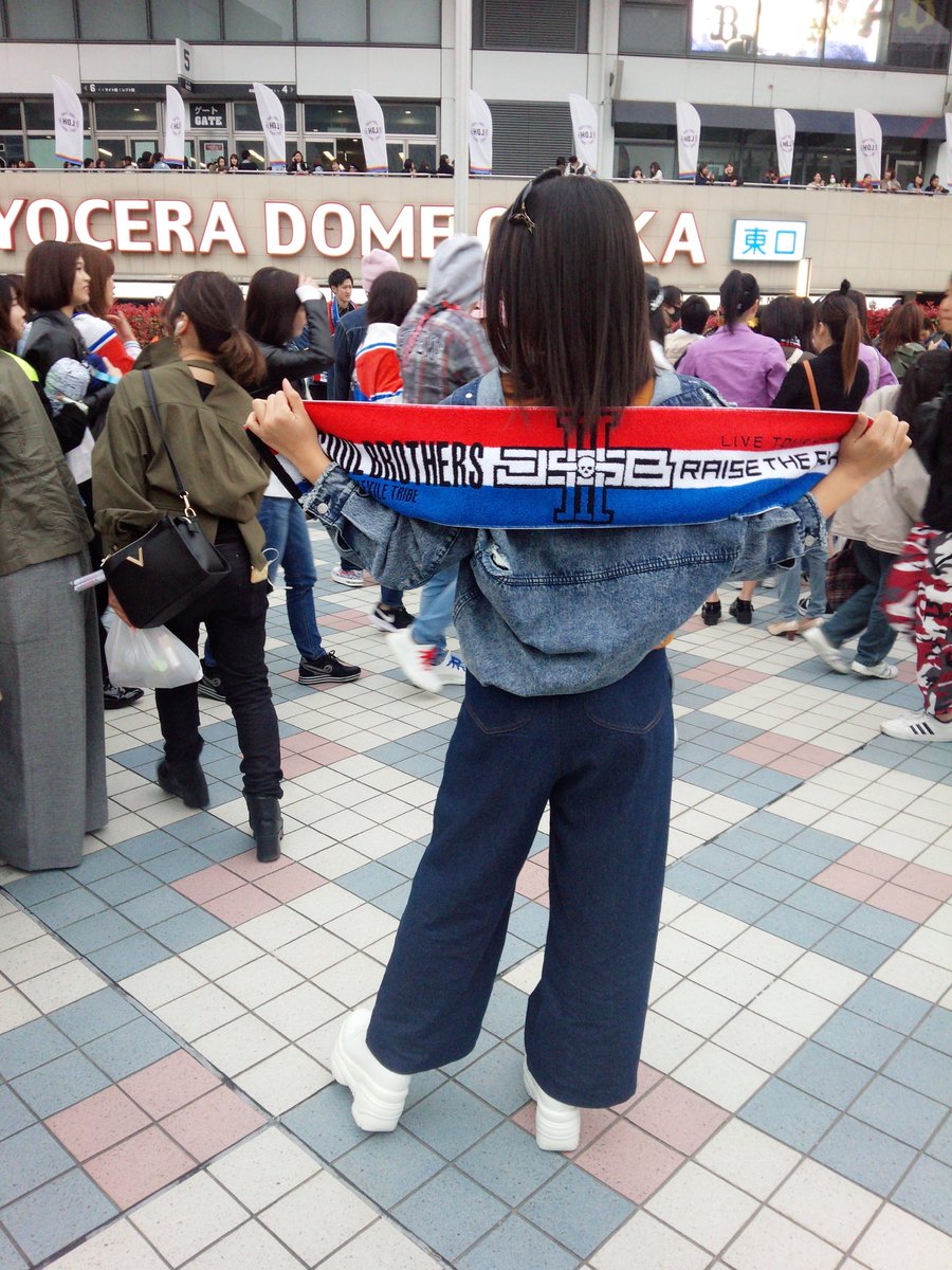 seramu_ldh's tweet photo. 4.13☞RAISE THE FLAG
久々の三代目のライブ。初日行ってきました。
アルファベット席で過去１近くて、
めっちゃ間近で拝めてかっこよすぎた。
ゆりなに会えたの嬉しかった。
17歳最後の日に良い思い出をありがと。 https://t.co/ASqIFbI1jS