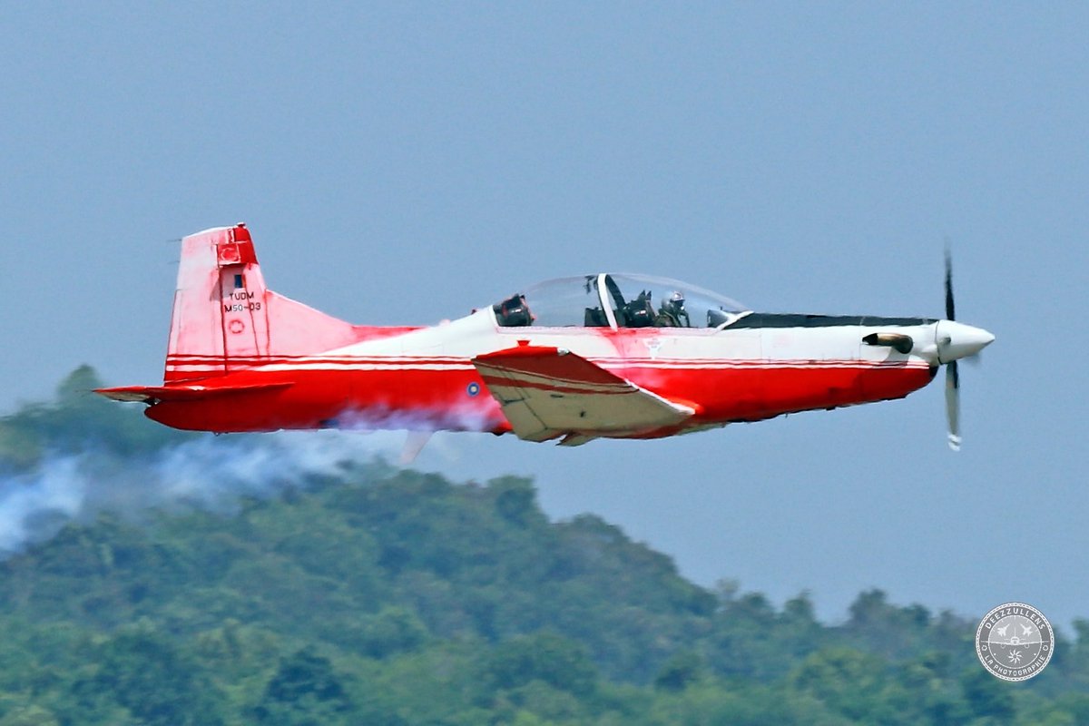 Awesome solo performance by Mej Fauzi “Muggle”
@airforcenextgen <a href="/LimaExhibition/">#LIMA21</a> 
Royal Malaysian Air Force #RMAF
Pilatus #PC7 MkII
M50-03
LGK / WMKL
