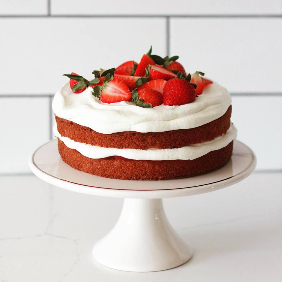 Hope you are enjoying the lovely weekend!
#ohsweetday #spongecake #berryseason