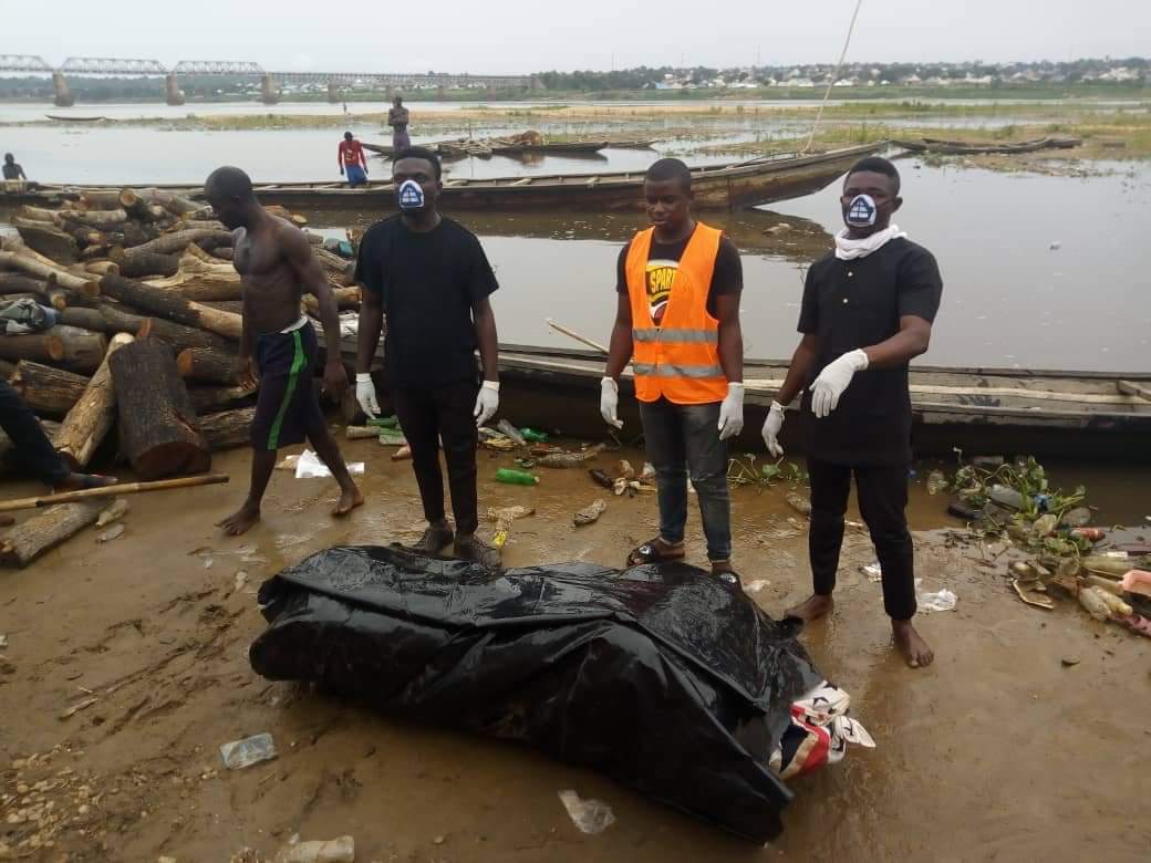 benuemayor01's tweet photo. Bodies  of the two @bsumakurdi students who drown at the school riverbank while on swimming tour.
Adakole Christopher of https://t.co/V99dAQNvVV Computer Science and Emmanuella Mson of MBBS

May their souls rest in perfect peace.

@NewsStateman 
@channelstv 
@KakaakiSocial https://t.co/eMyMAJQoNA
