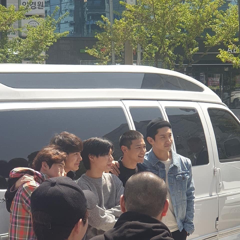 BUNNYMYE0N's tweet photo. SHINee Minho is enlisting today and a number of SM Artist went! Junmyeon is standing beside Kyuhyun~ Have a safe duty Minho! 💪🏻🥰❤️ 

#EXO #SUHO @weareoneEXO https://t.co/WFxv6X44Pq