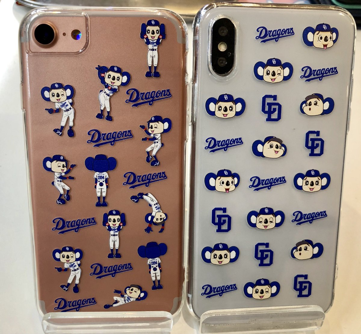 case_ya_com_dom's tweet photo. 大好評中の片面ケースをデモ機に装着してみました‼️
クリアなデザインなのでiphoneの本体カラーを楽しめます⭐️
また、ソフトタイプなので取り外しも簡単ですよ😊
在庫残り僅かの商品もでてきておりますのでお早めに御来店下さい‼️
#dragons  #ドアラ  #ナゴヤドーム  #松坂投手 https://t.co/FDA173FuAB