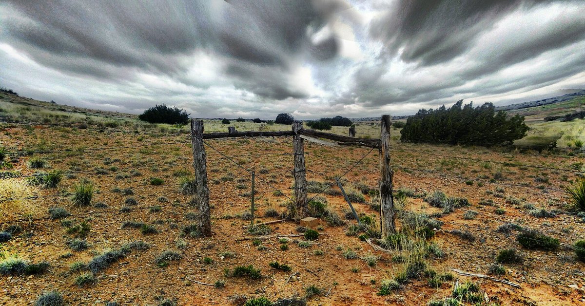 Big_Red_Rage's tweet photo. @krqe @KRQEMark @krqegarate @KristenCurrieTV Here in the high plains desert countryside of southeast #NewMexico, when a storm covers the sky the intense beauty can last forever. - Dino Pena
#NewMexicoTrue #nmwx #RedFocusPhotography https://t.co/DefRC1HLXH