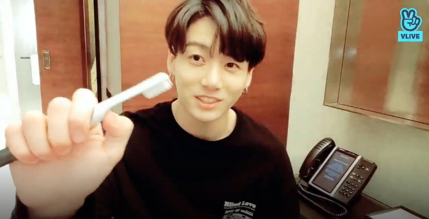 Vliveofficial's tweet photo. [V LIVE] 토끼나라 꾸기완댜님 에센엘 내방하셔서 앞니 깨끗하게 닦을 수 있는 전동 칫솔도 받아또요~😂💦 자랑하는 동구래미 귀여워서 0.901초 심장은 STOP‼️🙊 정쿡 이즈 마 에브리띵...💕 내 육체 영혼 통장 다 가져가아...⭐️

▶https://t.co/ENf88OMYAa

#방탄소년단 #BTS #정국 #JUNGKOOK #VLIVE https://t.co/Q6gHtuAnEx