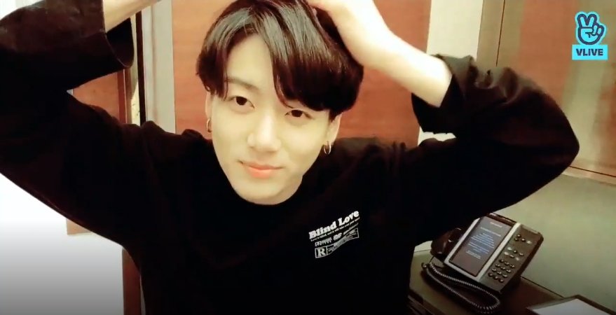 Vliveofficial's tweet photo. [V LIVE] 토끼나라 꾸기완댜님 에센엘 내방하셔서 앞니 깨끗하게 닦을 수 있는 전동 칫솔도 받아또요~😂💦 자랑하는 동구래미 귀여워서 0.901초 심장은 STOP‼️🙊 정쿡 이즈 마 에브리띵...💕 내 육체 영혼 통장 다 가져가아...⭐️

▶https://t.co/ENf88OMYAa

#방탄소년단 #BTS #정국 #JUNGKOOK #VLIVE https://t.co/Q6gHtuAnEx