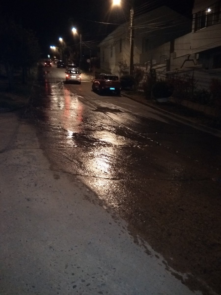 negritajoce's tweet photo. @esval_chile nuevamente en calle Del Agua se encuentra rota la matriz de agua!! Está corriendo  por las Mercedes!!! Viña del Mar #Cuidemoselagua @jotabatlle @radio_festival https://t.co/2ZFleNC2f0