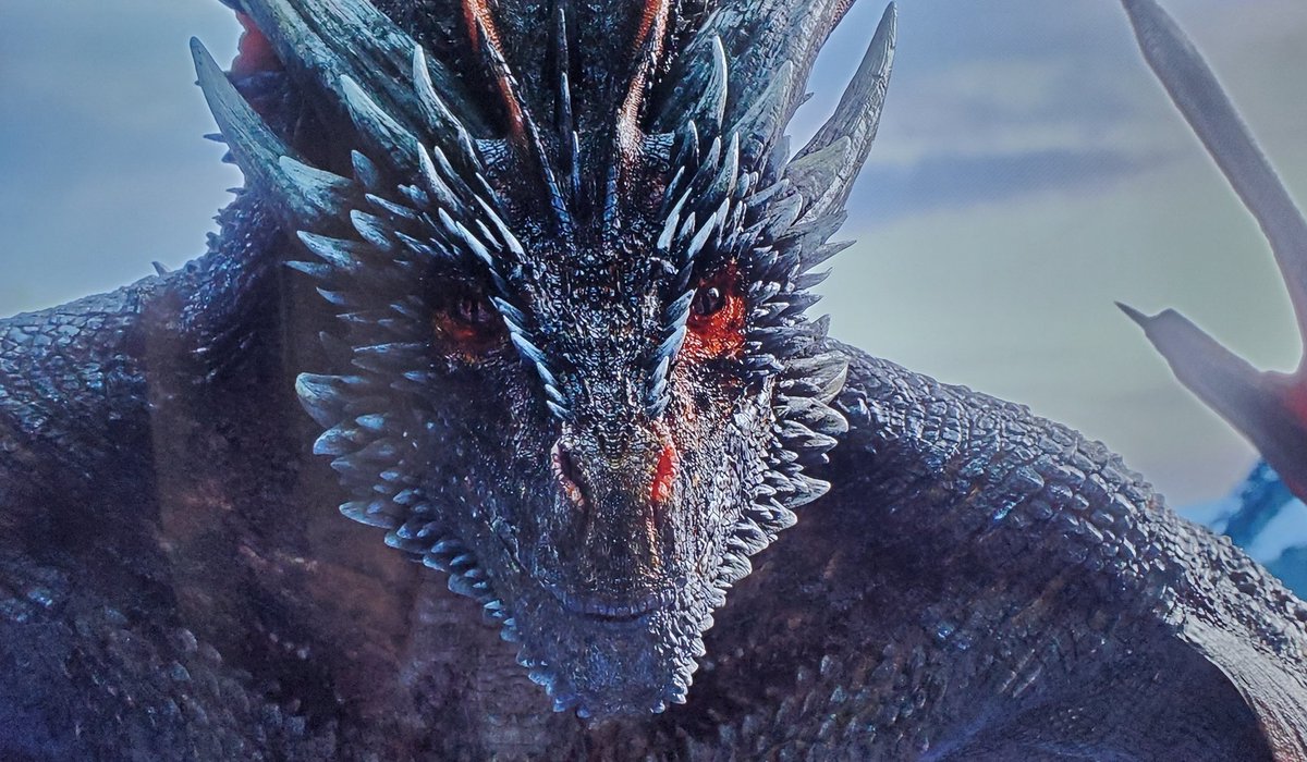 This dragon was looking at them kiss like "Jon Snow that's your aunt, boy you wild" #JonSnow #GameofThrones
