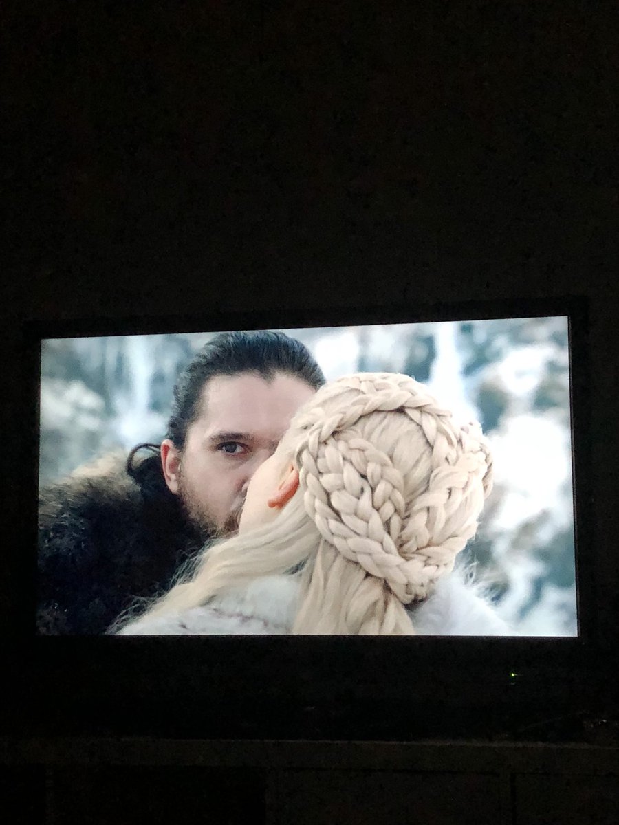 thedunklistt's tweet photo. Kids watching their mom kiss a dude they don’t like  #GameofThrones https://t.co/tlyeZUiOcO
