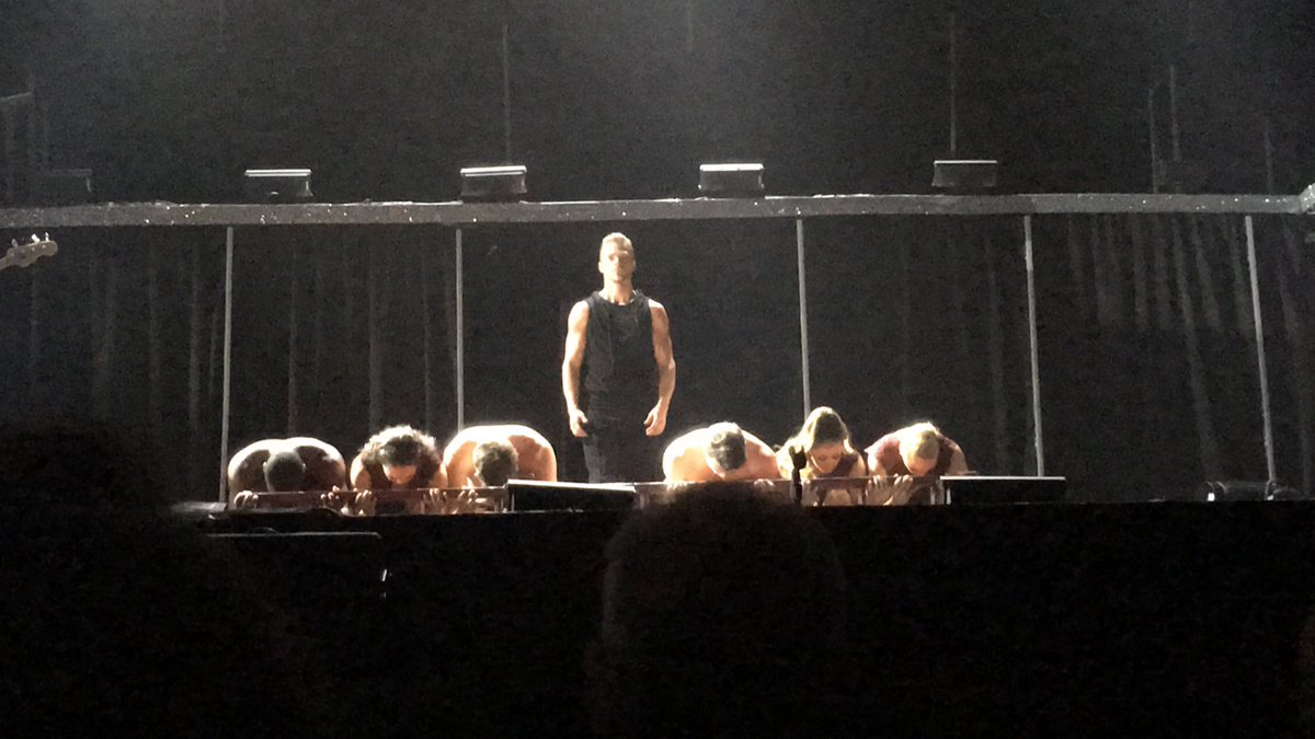 shyhuman00's tweet photo. Probably one of the best nights of my life. I won’t have a voice tomorrow but it’ll be worth it. @derekhough is such a  genuinely nice person. Highlight of my night is when Audrey Case waves at me!!!!!!!❤️❤️❤️❤️❤️❤️❤️❤️❤️❤️❤️❤️ #derekhoughlive #spins #dance https://t.co/jEtnSiHu6Y