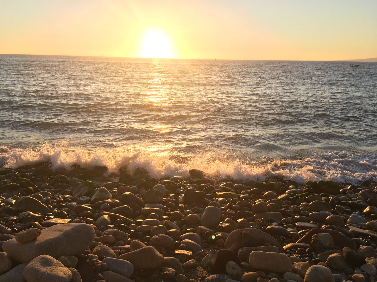OscrCS's tweet photo. La magia de las playas en @PuertoVallartao me gustas!! @EnPtoVallarta @TurismoPV puesta de sol #malecom #sundayfunday https://t.co/yLrGbIl6aP