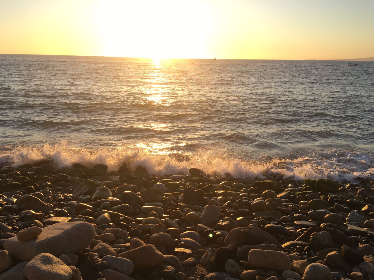 OscrCS's tweet photo. La magia de las playas en @PuertoVallartao me gustas!! @EnPtoVallarta @TurismoPV puesta de sol #malecom #sundayfunday https://t.co/yLrGbIl6aP