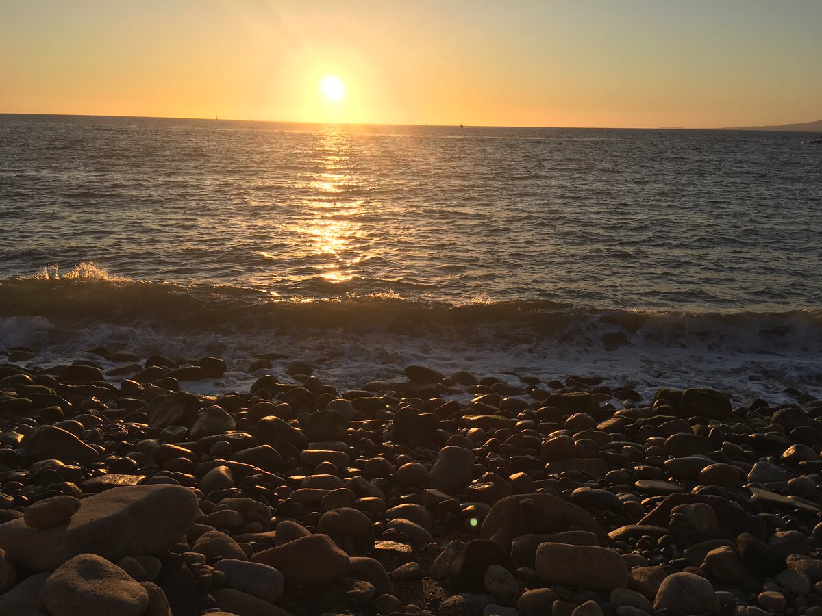 OscrCS's tweet photo. La magia de las playas en @PuertoVallartao me gustas!! @EnPtoVallarta @TurismoPV puesta de sol #malecom #sundayfunday https://t.co/yLrGbIl6aP