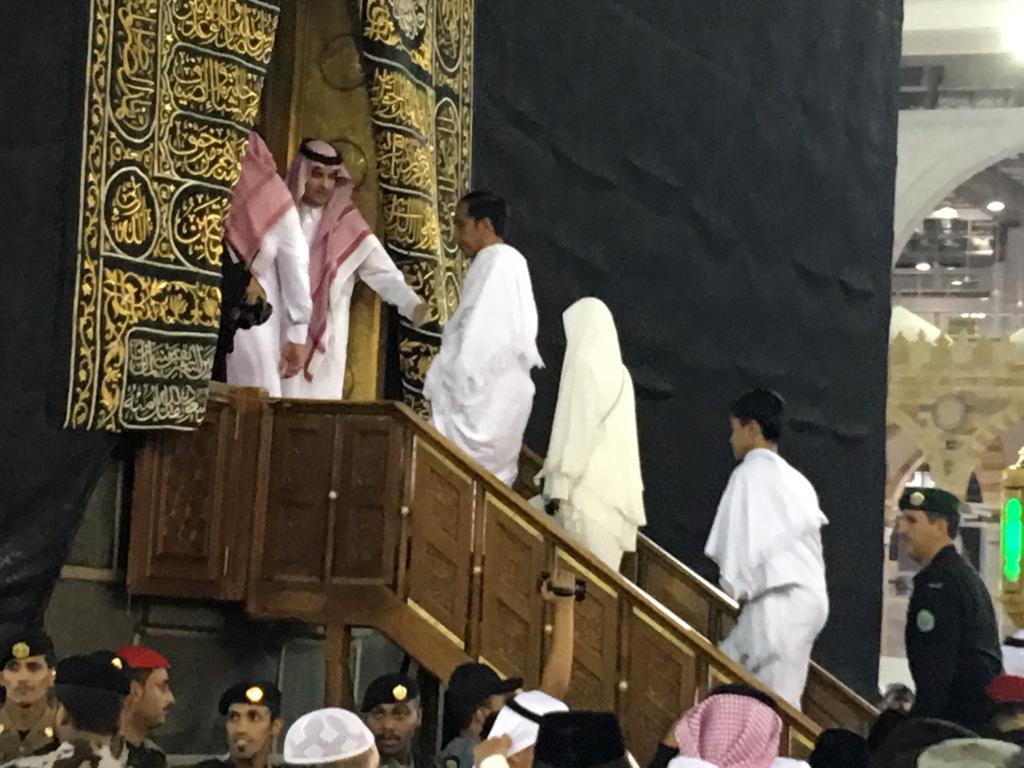 habibthink's tweet photo. Memasuki Baitullah https://t.co/oqYeV6IIS9