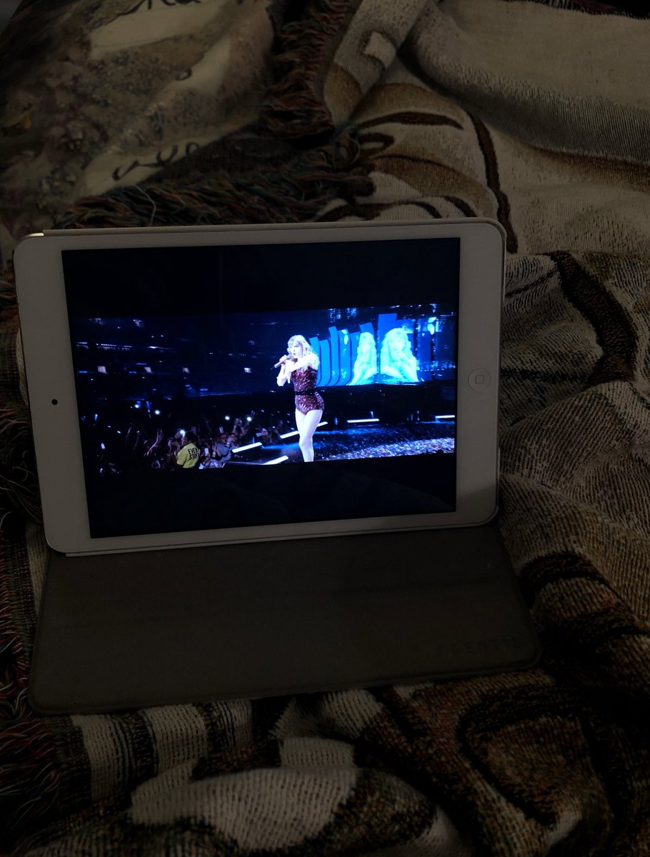 cowboyIiketay13's tweet photo. #13DaysOfTaylor #TaylorSwiftApril26 @taylornation13
them: “so, what are you doing with your spring break?”
me: https://t.co/8wKhZct2Vn