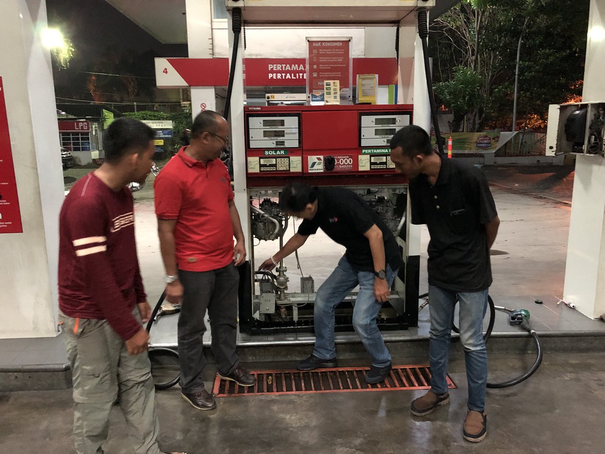 A_Sugiarto2015's tweet photo. #BUMNHadirUntukNegeri
#SynergyWayOfDisruption
Turlap tengah malam @telkomsigma dukung @TelkomIndonesia @pertamina Digitalisasi SPBU https://t.co/BhKj269rgL