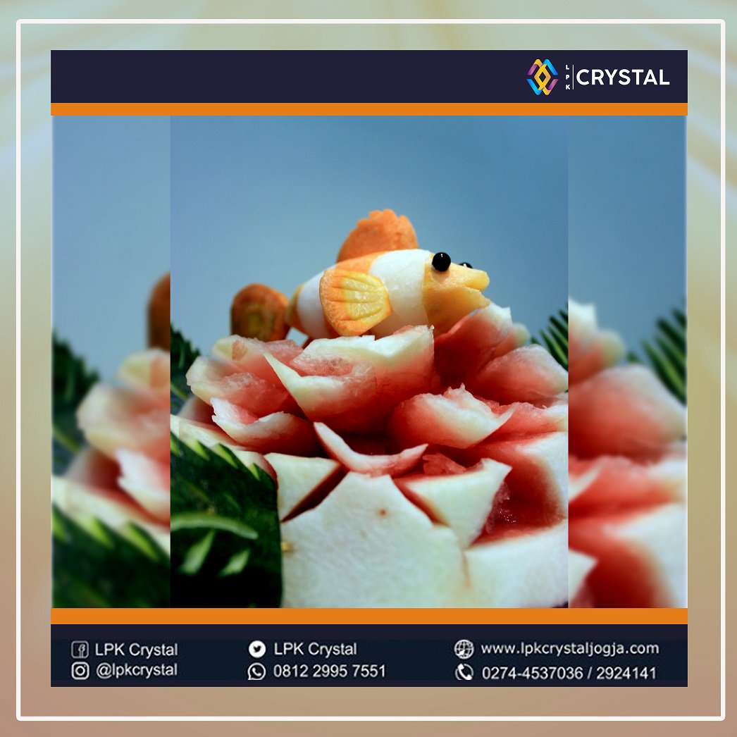 LpkCrystal's tweet photo. #infolpkcy 
Selamat pagi Sahabat Crystal , pasti penasaran nama dari mengukir dibuah itu apa sih ?
Nah teknik mengukir buah adalah Fruit Carving , seni ini merupakan andalan pariwisata negara Thailand. Biasanya media buah yang digunakan adalah melon, semangka, jeruk, wortel dll. https://t.co/WCKjQOCXkX