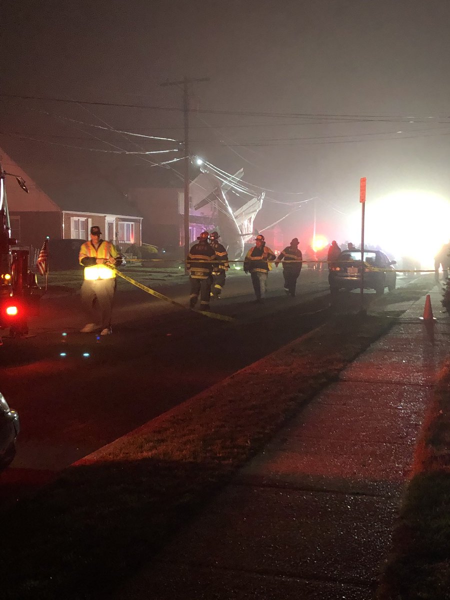 Lucyluv98's tweet photo. I REALLY DONT BELIEVE THIS my powers out and the whole towns practically here😭😱 #cbs #news #omg #valleystream #powersout #planecrash #cantbelievethis https://t.co/3HEi6Bd2ef