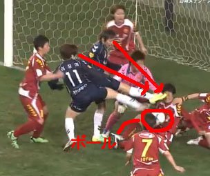 Devil83012108's tweet photo. @OM_Officiel @chan_kinwa South Korean soccer with many rough play. https://t.co/F6WOmbgPPf