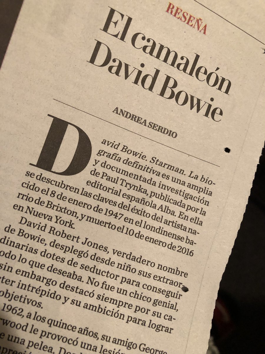 XavierVelasc0's tweet photo. Bowiemelón. Dícese de aquellos diletantes que se refieren a Bowie como “camaleón”, apodo que el susodicho aborrecía. 

Los camaleones cambian de color para asemejarse a su entorno. Bowie hacía exactamente lo contrario. https://t.co/mTw6dJmnC4