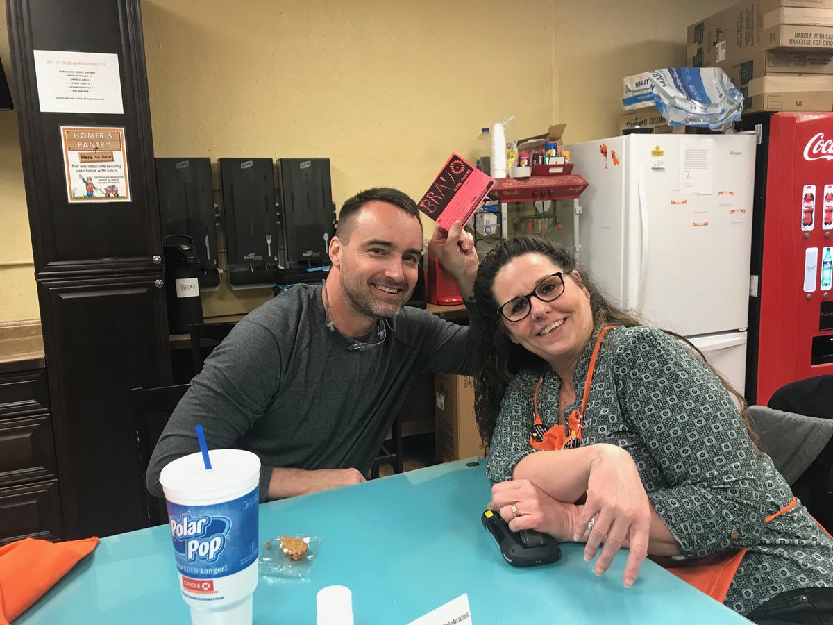 Diana_T_Tran's tweet photo. New associate JD rocking 🌸 🌳 🍃 garden burning a hole in his 👟 #LightningFast #CustomerServiceShoutout #NewAssociateProud 🧡👍🔨🥳👌 https://t.co/miolLewtn9