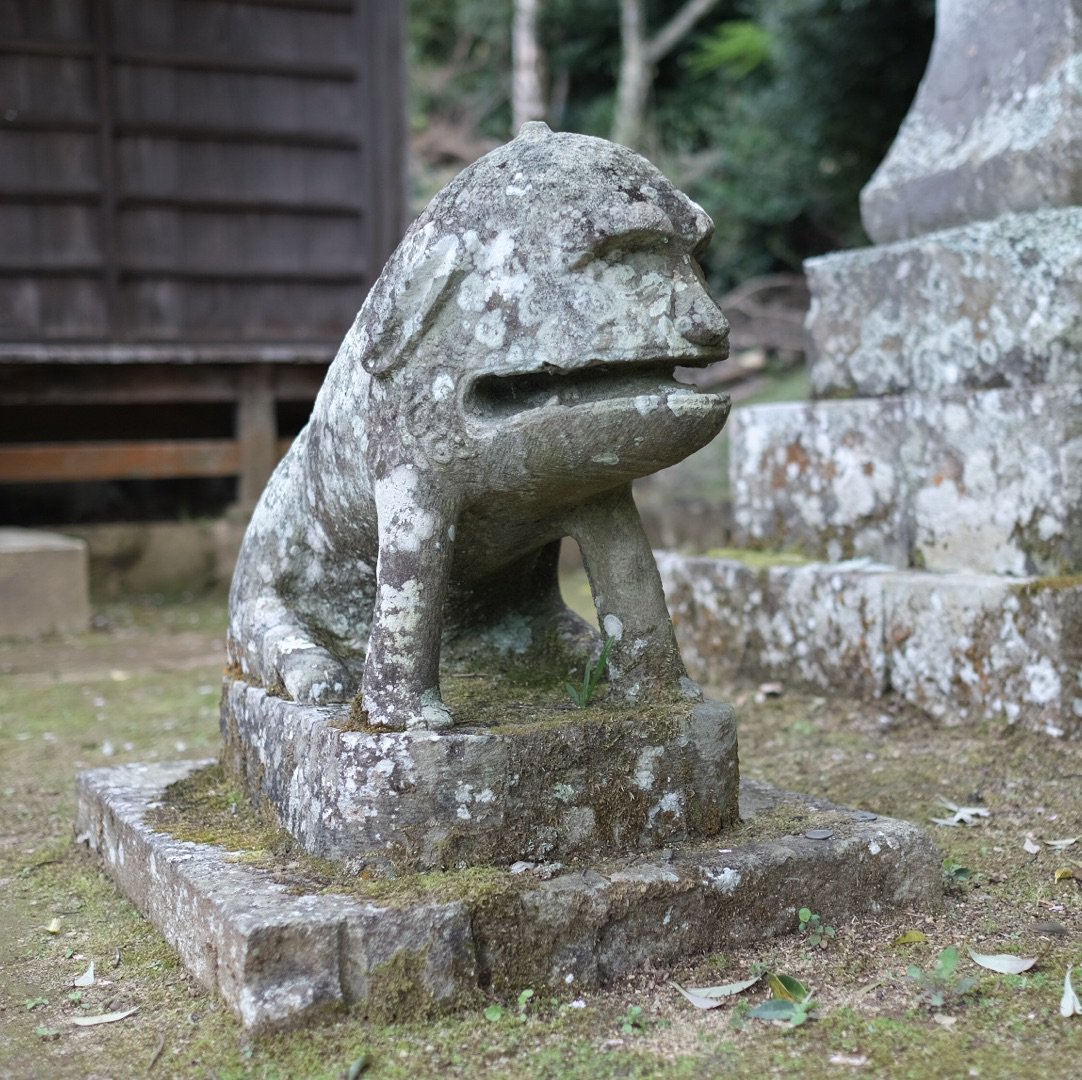 なんとなく立ち寄った神社の狛犬のビジュアルが色々と衝撃だった おじさん たばこ咥えてる Togetter