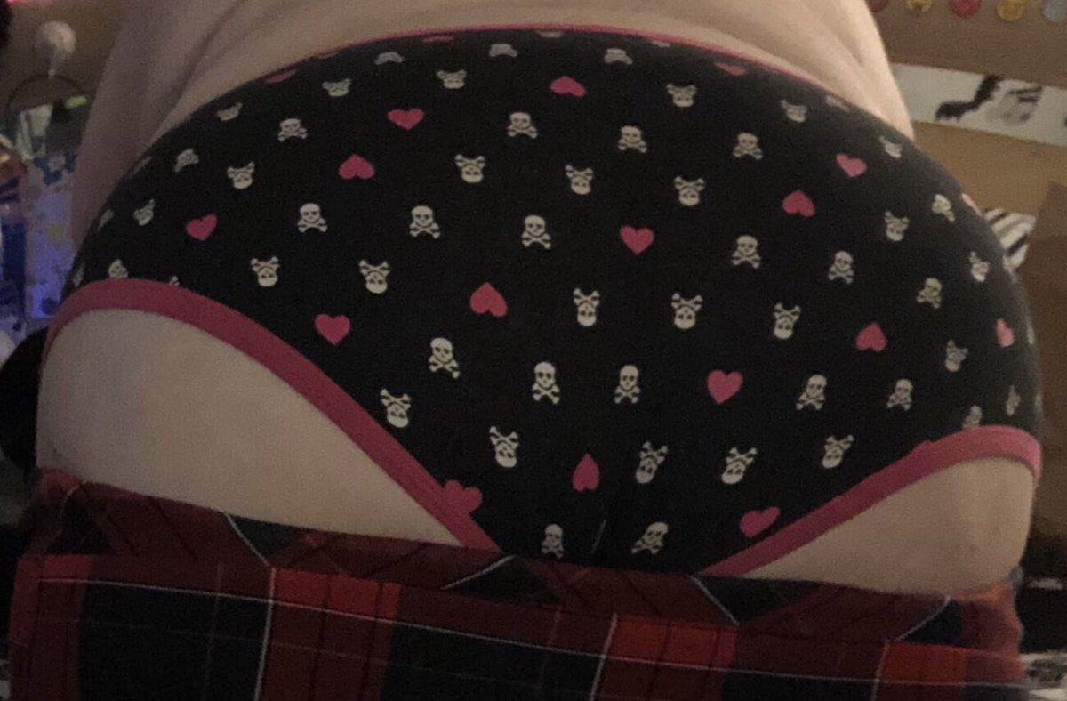 SuccubiLullaby's tweet photo. My birthday was this weekend and I’m disappointed in my submissives for not ensuring their Queen was spoiled fucking rotten.  Feel like helping? Venmo/Cash app SirenSyn.  The better the gift, the more generous my reward to you 💋 #bbwfemdom #booty #FinDom #paypigneeded #spoilme https://t.co/0axfAXr9DE