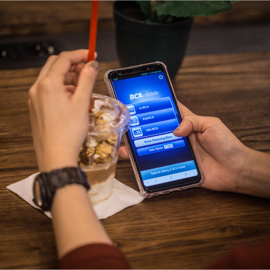 GoodLifeBCA's tweet photo. Buka tabungan BCA #DibikinSimple aja! Sambil menikmati kopi favoritmu di cafe, kamu bisa membuka tabungan baru secara online di BCA Mobile lho. Ga ada lagi deh ngantri lama saat buat tabungan, cek caranya dengan klik: https://t.co/ShLilMJ5sq https://t.co/bmxRLbRIzo