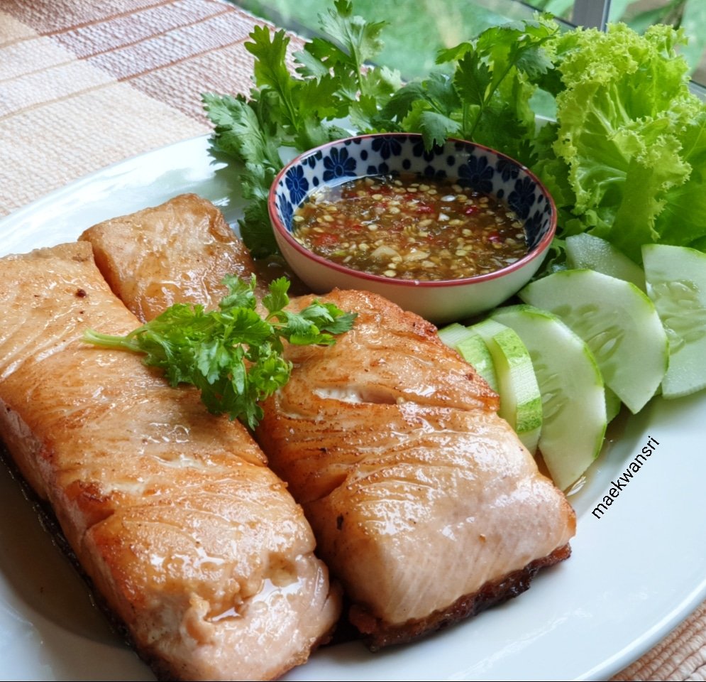 KwansriR's tweet photo. ปลาแซลมอนราดน้ำปลา..เคี่ยวน้ำตาลปี๊บกับน้ำให้เข้ากันใส่น้ำปลาลงไป เคี่ยวจนให้ได้ที่พักไว้..ซับปลาให้แห้งโรยเกลือ..ทอดลงในน้ำมันให้ร้อนๆเอาด้านหนังลงทอดก่อน (ใช้ไฟกลาง) จนสุก จัดใส่จาน ราดด้วยน้ำปลาที่เคี่ยวไว้ กินกับน้ำจิ้มซีฟู้ดส์..อร่อยจ้า #maekwansri https://t.co/zu50dmlOeG