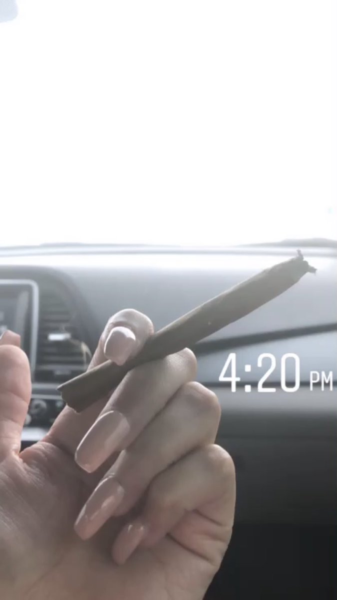 medicatemandy's tweet photo. Blunt puffing 
#blunt #fadedasf #girlswhosmoke #smoking #HighLife https://t.co/jzMEamAuj0