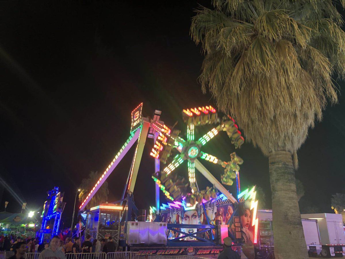 mengwang0210's tweet photo. #SpringFling last night at #UofA! I really love the beautiful roller coaster decorated with colorful lights, Amazing!🌹🌹🌹😀😀😀The last crazy moment in the spring semester~#studentcarnivals https://t.co/pEZni3GFOo